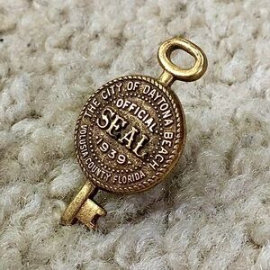Vintage DAYTONA BEACH Florida 1939 OFFICIAL SEAL Gold Tone Lapel Hat Pin - RARE!